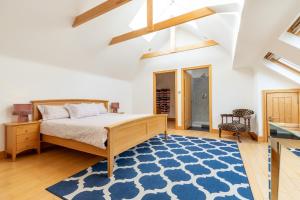 1 dormitorio con cama y alfombra azul en Wildings Ardcavan en Wexford