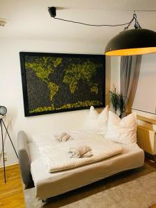 - un lit blanc dans une chambre avec une carte sur le mur dans l'établissement The World, Stilvolles Apartment, Stadtzentral, Parking Free, Late Check In, à Magdebourg