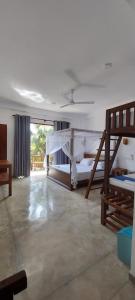 - une chambre avec 2 lits superposés et une grande fenêtre dans l'établissement Green Grove, à Matara