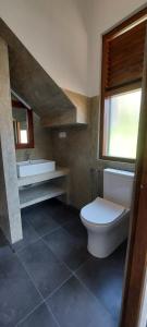 La salle de bains est pourvue de toilettes et d'un lavabo. dans l'établissement Green Grove, à Matara