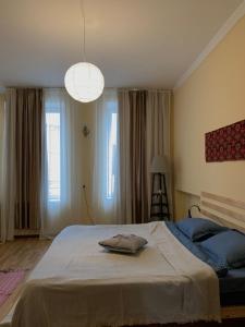 um quarto com uma cama grande e uma luz em Nina’s Sweet Home em Tbilisi