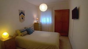 - une chambre avec un lit, deux lampes et une porte dans l'établissement Casa MANÉ, à Lagos