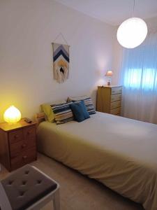 1 dormitorio con 1 cama grande y mesita de noche en Casa MANÉ, en Lagos