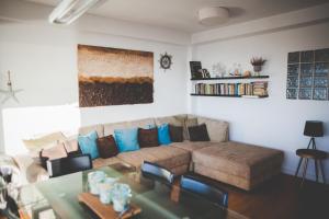 a living room with a couch and a table at AP-1 XimoApartments con VISTAS PANORÁMICAS AL MAR in Oliva