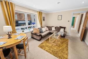 sala de estar con sofá y mesa en Argyll Apartments - George Street, Oban en Oban