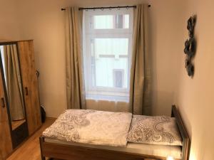 - un petit lit dans une chambre avec fenêtre dans l'établissement Mimalou Apartment in Zwickau, à Zwickau