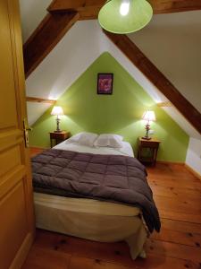 1 dormitorio con 1 cama con pared verde en Camping La Garenne De Moncourt en Rue