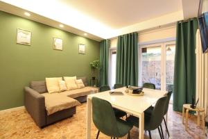 un soggiorno con divano e tavolo di Delicious 2 Bed Room Apartment and Garden by YH a Roma