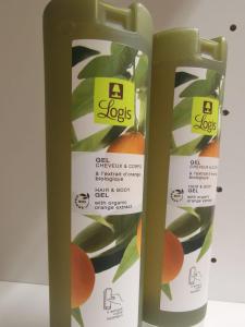 two packages of oranges with leaves on a shelf at Logis Hotel Chateaubriand in Nantes