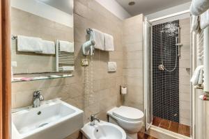 Guest House Trastevere في روما: حمام مع حوض ومرحاض ودش
