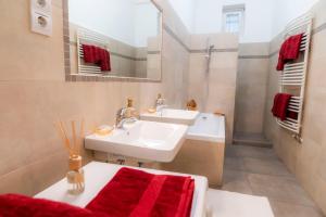A bathroom at Apartment Charles Még 17 kép