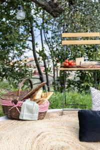 a picnic basket and a table with food on it at Castellara Green House - Colline di Lerici in Arcola