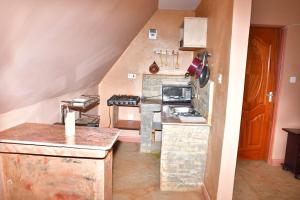 uma pequena cozinha com um fogão e um lavatório em Airman’s Lodge 