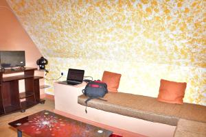 - un salon avec un canapé et un ordinateur portable dans l'établissement Airman’s Lodge, 