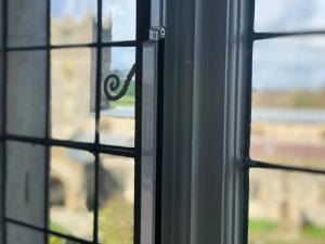 una ventana con vistas a un edificio a través de él en The Wheatsheaf at Beetham, en Sandside