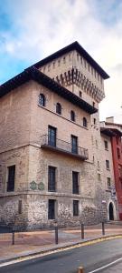 een groot bakstenen gebouw met een balkon aan de zijkant bij A las puertas de la Catedral 90m2 con Garaje in Vitoria-Gasteiz