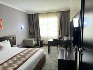 Postel nebo postele na pokoji v ubytování Golden Tulip Ibadan