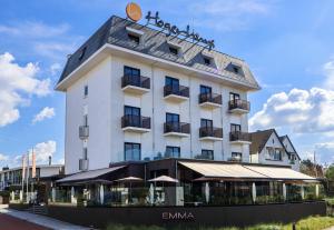 海滨诺德韦克Hotel Hogerhuys - adults only的一座带屋顶的大型白色建筑