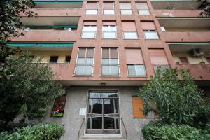 un edificio alto con ventanas y plantas delante de él en Splendido Bilocale sul Naviglio Grande en Corsico