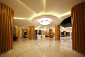 een lobby met zuilen en een licht in een gebouw bij Dragon Sea Hotel in Sầm Sơn