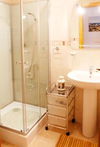 a bathroom with a shower and a sink at Bungalow Gran Alacant in Gran Alacant
