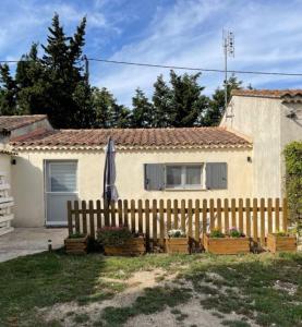 een huis met een hek ervoor bij « La Parenthèse » gîte en Camargue in Arles