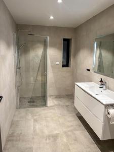a bathroom with a shower and a sink at Villa Nansen - Ny Eksklusiv Villa in Tromsø