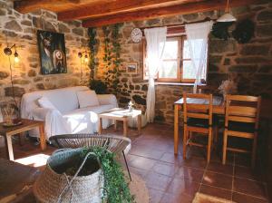 - un salon avec un canapé et une table dans l'établissement Dríade, à Villar de las Traviesas