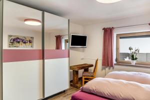 TV a/nebo společenská místnost v ubytování Rofan und Zillertal