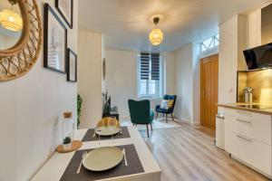 a kitchen and living room with a table and chairs at Ceylan - bel F2 à Rouen in Rouen