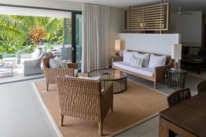 - un salon avec un canapé, une table et des chaises dans l'établissement Beautiful 3 bed-room beachfront penthouse, à Grand Baie