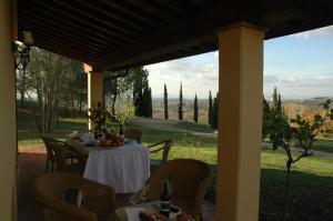 einen Tisch auf einer Terrasse mit Blick auf ein Feld in der Unterkunft Villa Panconesi in Montespertoli