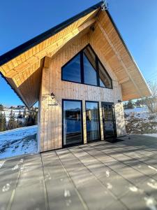 une maison avec un toit en gambrel sur une terrasse dans l'établissement Cicho Tu, à Bukowina Tatrzańska