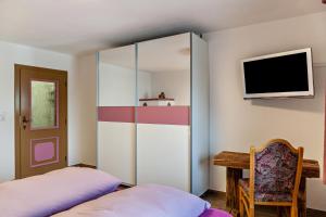 Postel nebo postele na pokoji v ubytování Rofan und Zillertal