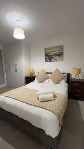 um quarto com uma grande cama branca e 2 almofadas em City Apartment 2 bed 2 bath- Netflix - Off-Street Parking - Wifi em Birmingham
