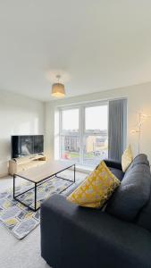 uma sala de estar com um sofá e uma mesa em City Apartment 2 bed 2 bath- Netflix - Off-Street Parking - Wifi em Birmingham