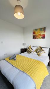 Cama ou camas em um quarto em City Apartment 2 bed 2 bath- Netflix - Off-Street Parking - Wifi