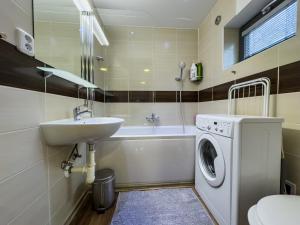 uma casa de banho com uma máquina de lavar roupa e um lavatório em Houseboat Franklin - Houseboats Benjamin & Franklin em Praga