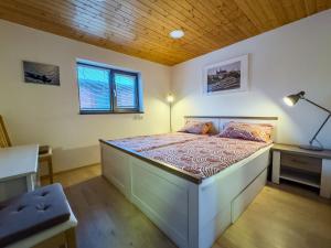 sypialnia z dużym łóżkiem i drewnianym sufitem w obiekcie Houseboat Franklin - Houseboats Benjamin & Franklin w Pradze