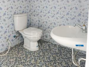 La salle de bains est pourvue de toilettes et d'un lavabo. dans l'établissement Guest House Syariah Bunga Intan RedPartner, à Metro