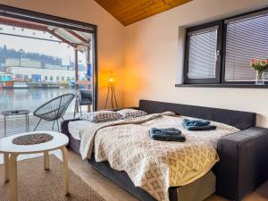 um quarto com uma cama e uma janela em Houseboat Franklin - Houseboats Benjamin & Franklin em Praga