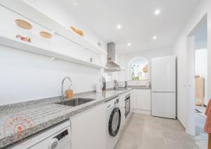 cocina blanca con fregadero y lavavajillas en Cosy apartment, La Cala de Mijas - TCM, en La Cala de Mijas