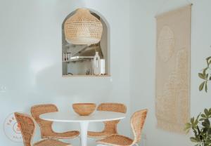mesa y sillas en una habitación con espejo en Cosy apartment, La Cala de Mijas - TCM, en La Cala de Mijas
