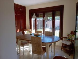 comedor con mesa de madera y sillas en Villa Martiniano, en Campano