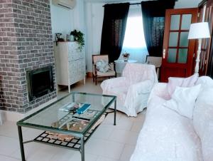 sala de estar con sofá y chimenea en Villa Martiniano, en Campano