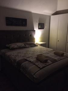 Ένα ή περισσότερα κρεβάτια σε δωμάτιο στο Apartman Birboni Pul ZEMUN