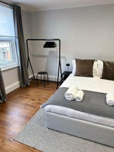 1 dormitorio con 1 cama con 2 almohadas en High Wycombe Centre- 2 bed flat en Buckinghamshire