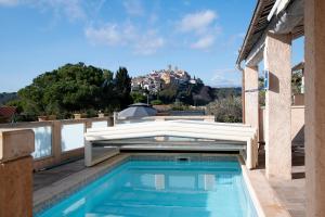 una piscina en un patio junto a una casa en Maison avec piscine privative Biot Antibes, en Biot