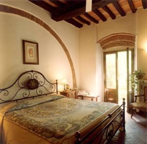 ein Schlafzimmer mit einem großen Bett in einem Zimmer in der Unterkunft Villa Panconesi in Montespertoli