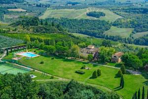 eine Luftansicht eines Anwesens mit Tennisplatz in der Unterkunft Villa Panconesi in Montespertoli
